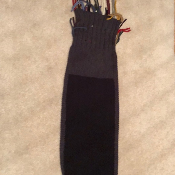 Unique scarf with colorful fringes - Picture 6 of 8